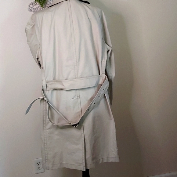 Men's Burberry Trench Coat - Picture 4 of 16